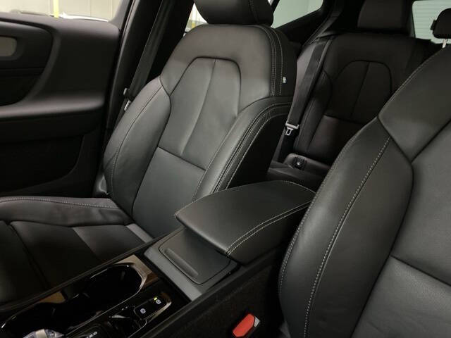 2025 Volvo XC40 B5 Plus Bright Theme