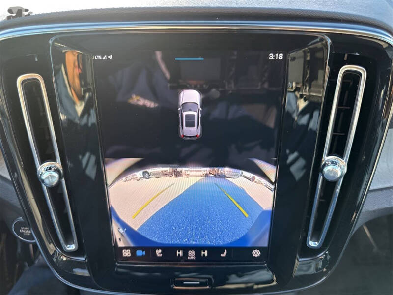 2025 Volvo XC40 B5 Core Bright Theme