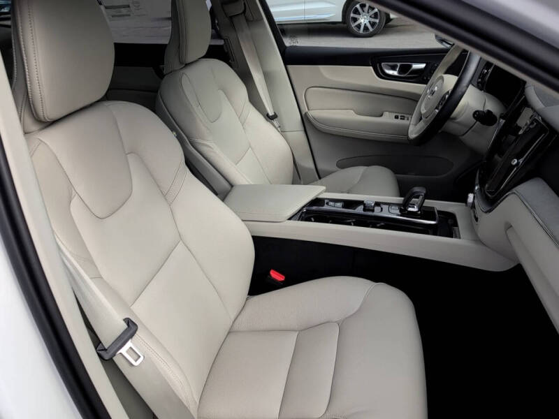 2025 Volvo XC60 T8 Plus Dark Theme