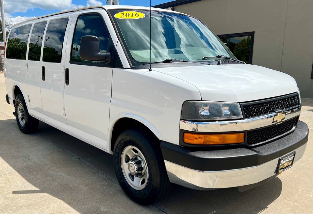 White 2016 Chevrolet Express LT 2500 LT 2500 3dr Passenger Van 1