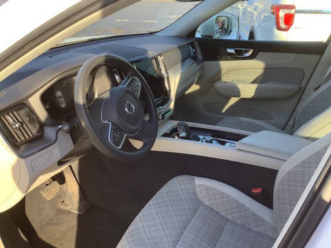 2022 Volvo XC60 B5 Momentum