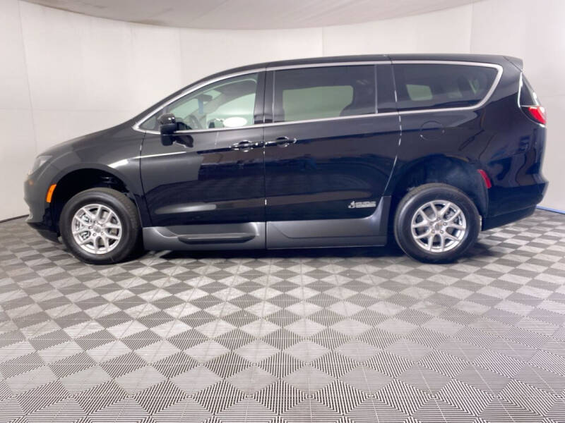 2024 Chrysler Voyager LX