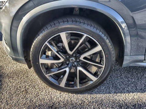 2022 Volvo XC90 T6 Momentum 6-Passenger