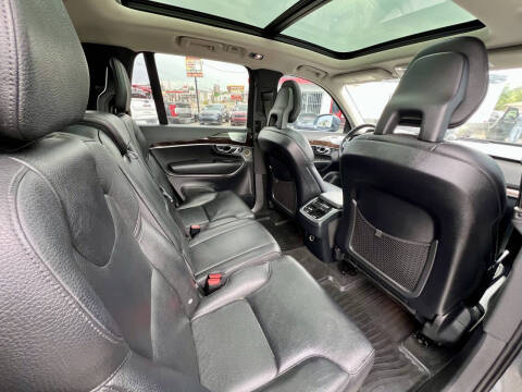 2016 Volvo XC90 T6 Momentum