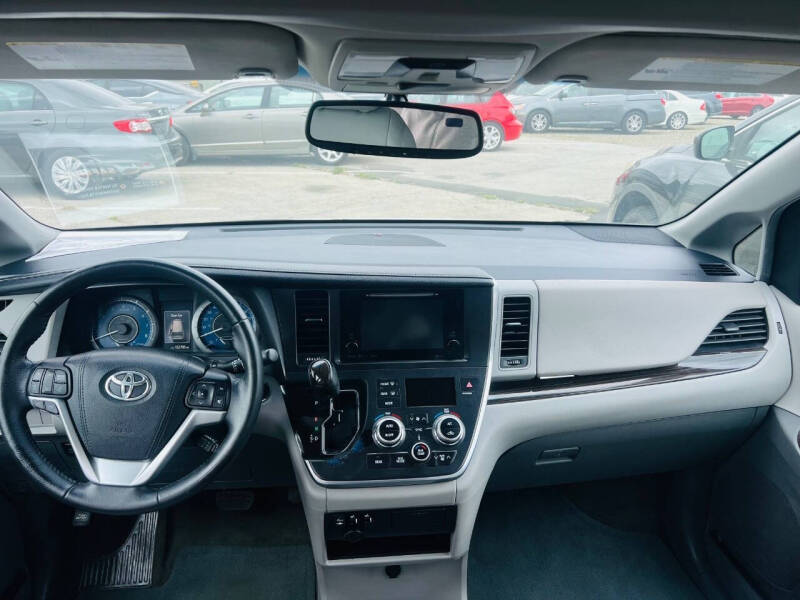 2017 Toyota Sienna XLE 8-Passenger
