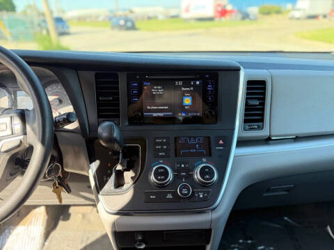 2017 Toyota Sienna LE 8-Passenger