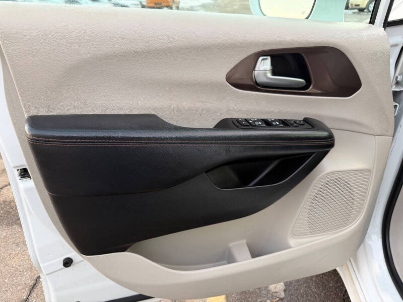 2017 Chrysler Pacifica Touring-L Plus