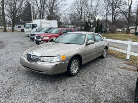 1999 Lincoln Town Car for sale at The Car Mart in Milford IN