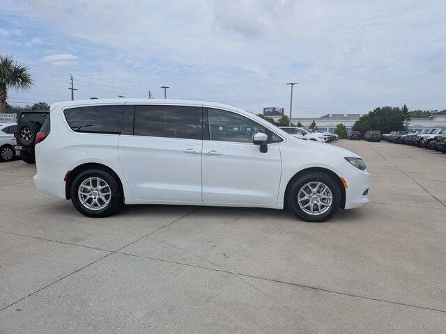 2022 Chrysler Voyager LX