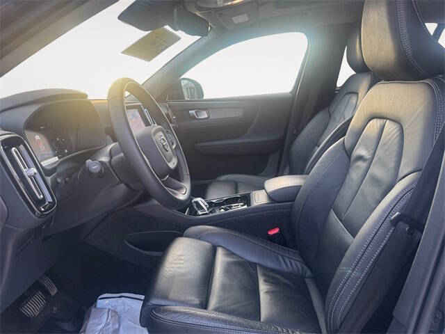 2023 Volvo XC40 B5 Plus Dark Theme