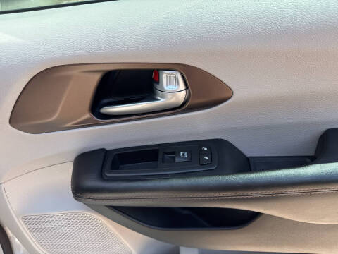 2017 Chrysler Pacifica Touring-L Plus