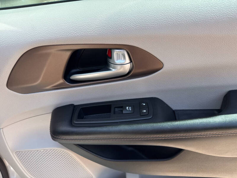 2017 Chrysler Pacifica Touring-L Plus