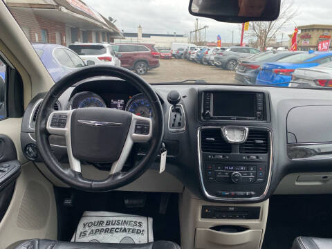 2014 Chrysler Town and Country Touring-L