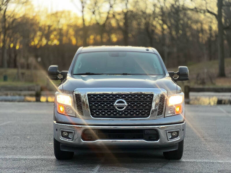 2017 Nissan Titan SV photo 2