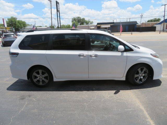 2017 Toyota Sienna SE 8-Passenger