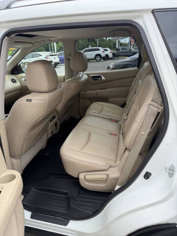 2017 Nissan Pathfinder SL