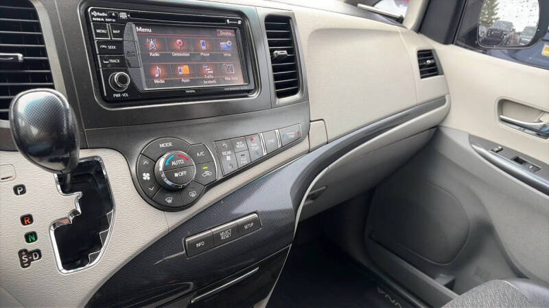 2012 Toyota Sienna SE 8-Passenger