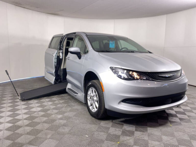 2023 Chrysler Voyager LX's photo