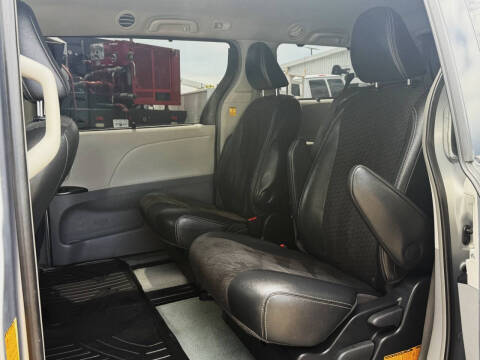 2012 Toyota Sienna SE 8-Passenger