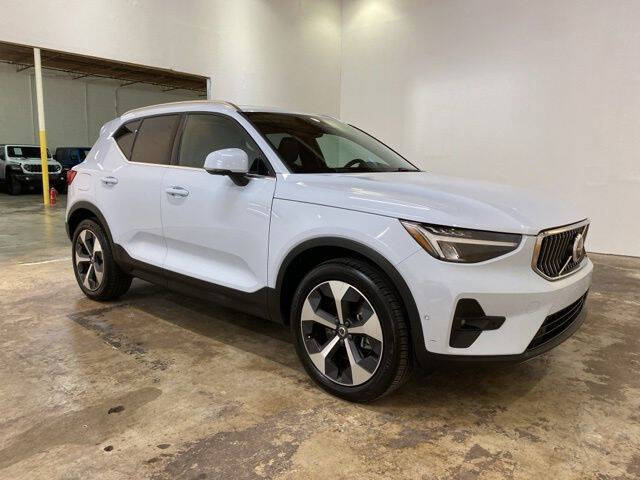 2025 Volvo XC40 B5 Plus Bright Theme
