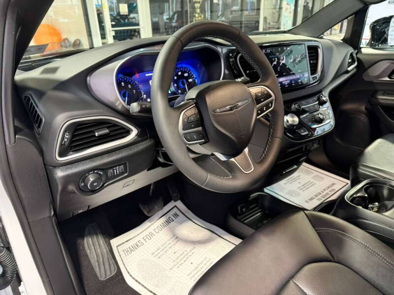 2025 Chrysler Pacifica Select