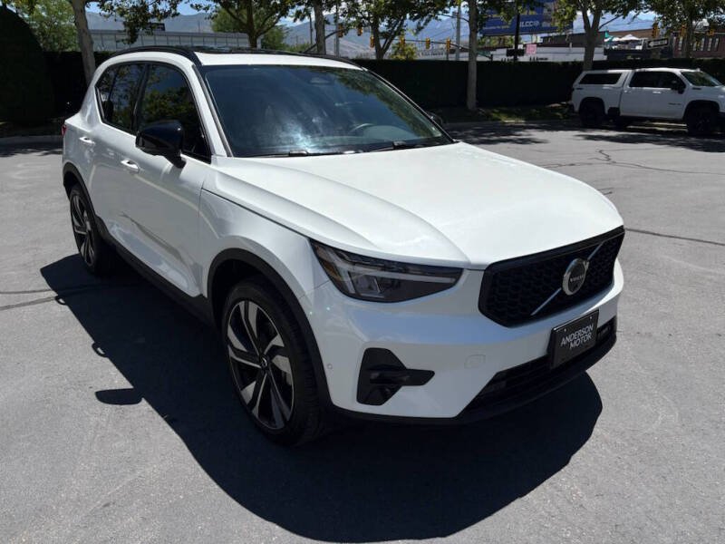 2025 Volvo XC40 B5 Plus Dark Theme