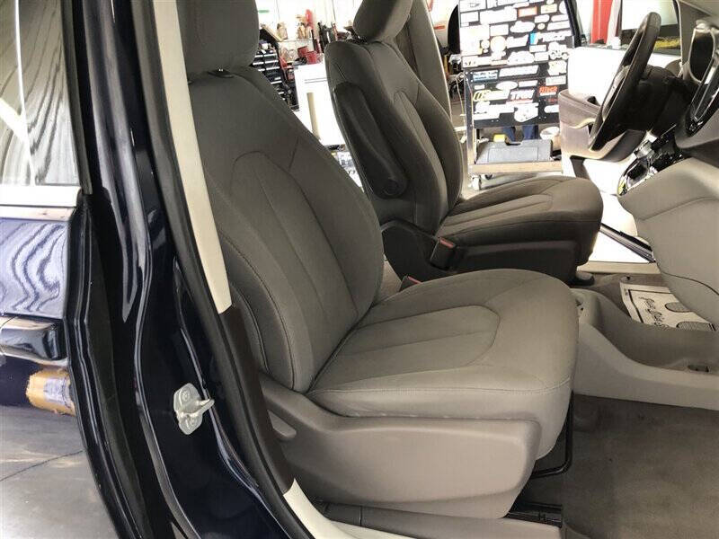 2020 Chrysler Voyager LX