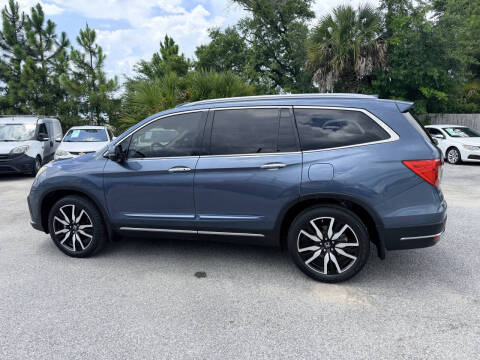 2022 Honda Pilot Touring w/Rear Captain's Chairs