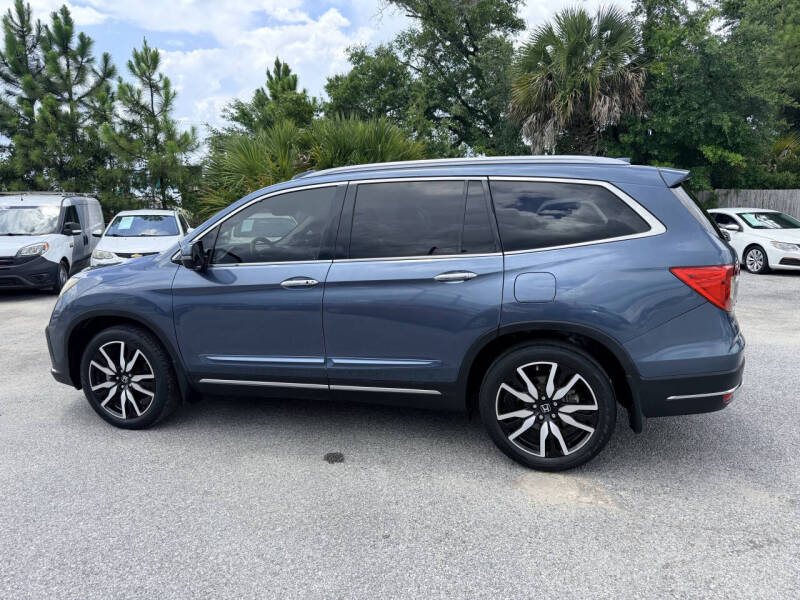 2022 Honda Pilot Touring w/Rear Captain's Chairs