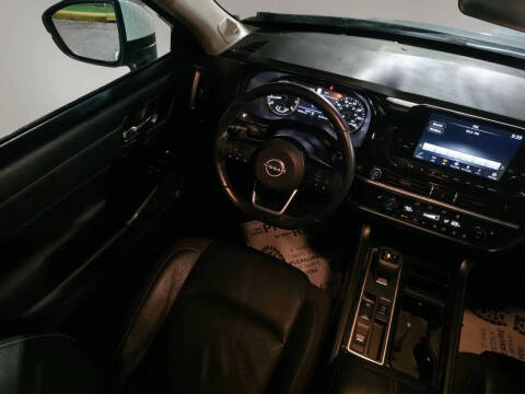 2023 Nissan Pathfinder SL