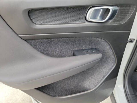 2024 Volvo XC40 B5 Plus Bright Theme