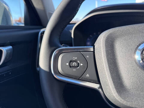 2025 Volvo XC40 B5 Core Bright Theme