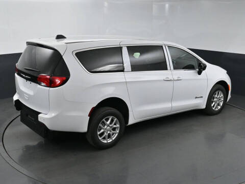 2025 Chrysler Voyager LX