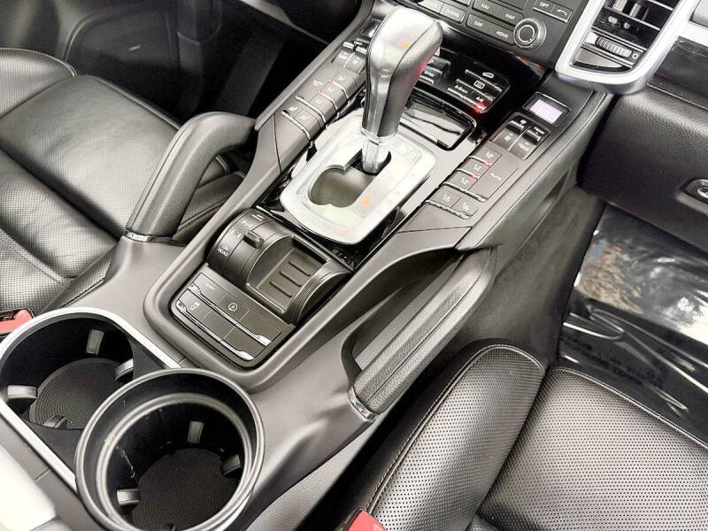 2017 Porsche Cayenne Platinum Edition
