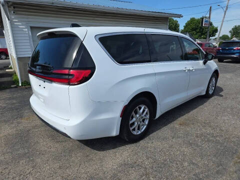 2025 Chrysler Pacifica Select
