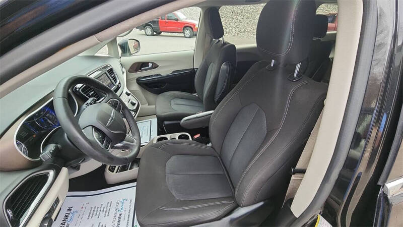 2022 Chrysler Voyager LX