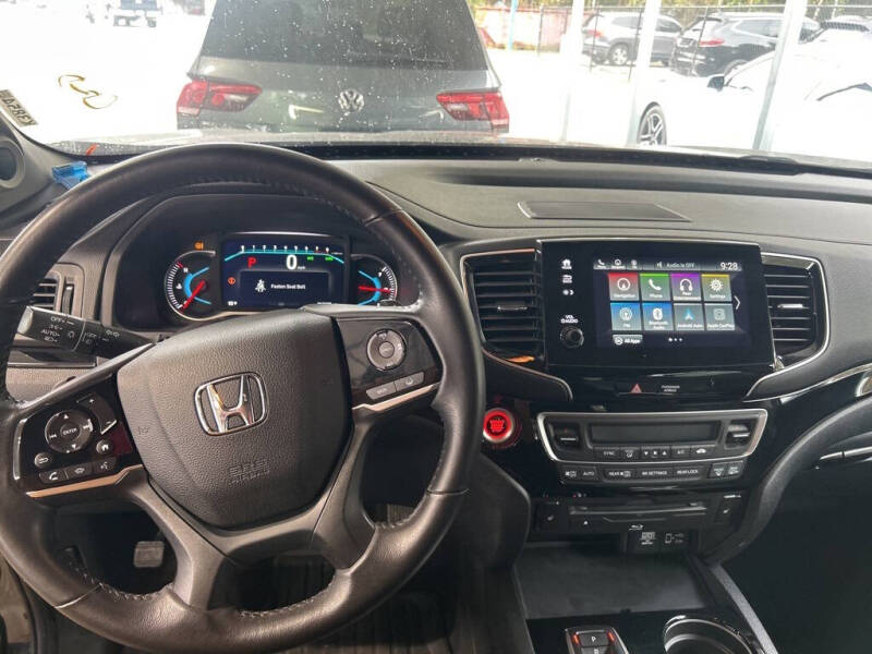 2019 Honda Pilot Touring w/Rear Captain's Chairs
