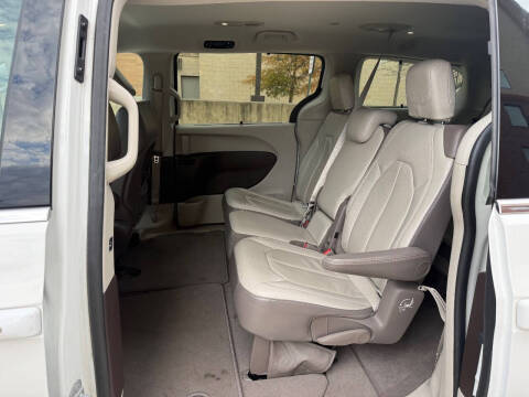 2017 Chrysler Pacifica Touring-L