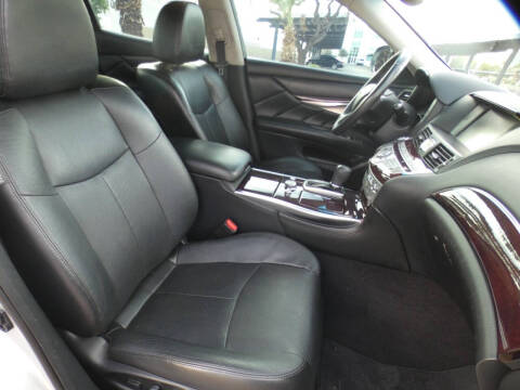 2017 Infiniti Q70 3.7