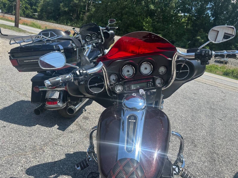2011 Harley-Davidson FLHX -