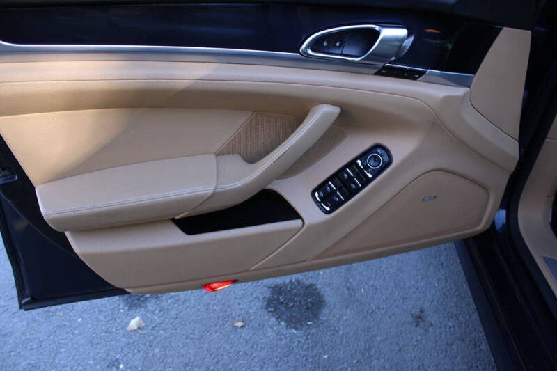 2016 Porsche Panamera Edition