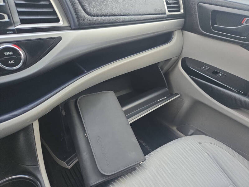 2014 Toyota Highlander LE