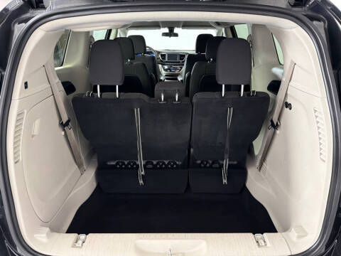 2022 Chrysler Voyager LX
