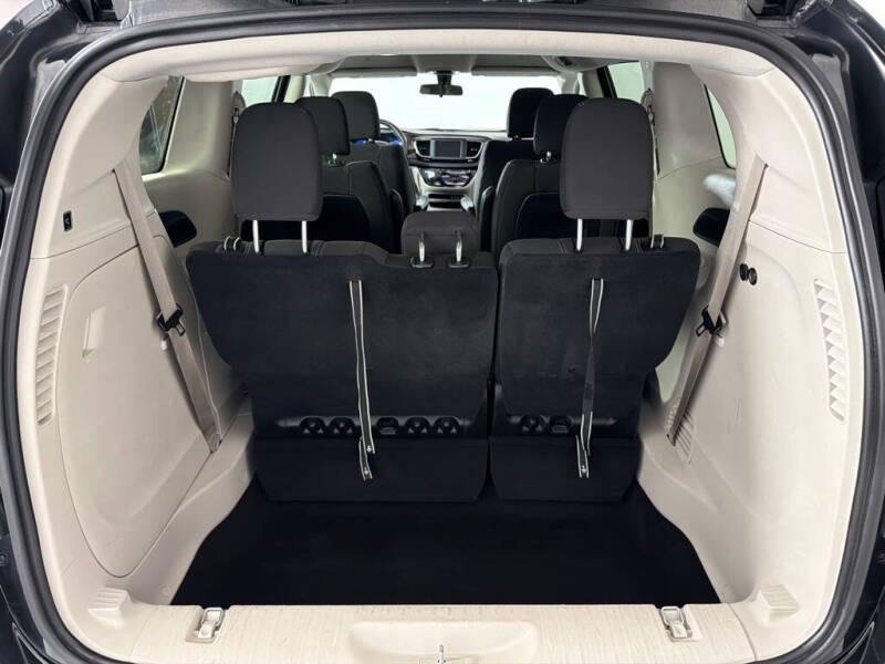 2022 Chrysler Voyager LX
