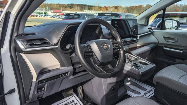 2024 Toyota Sienna LE 8-Passenger