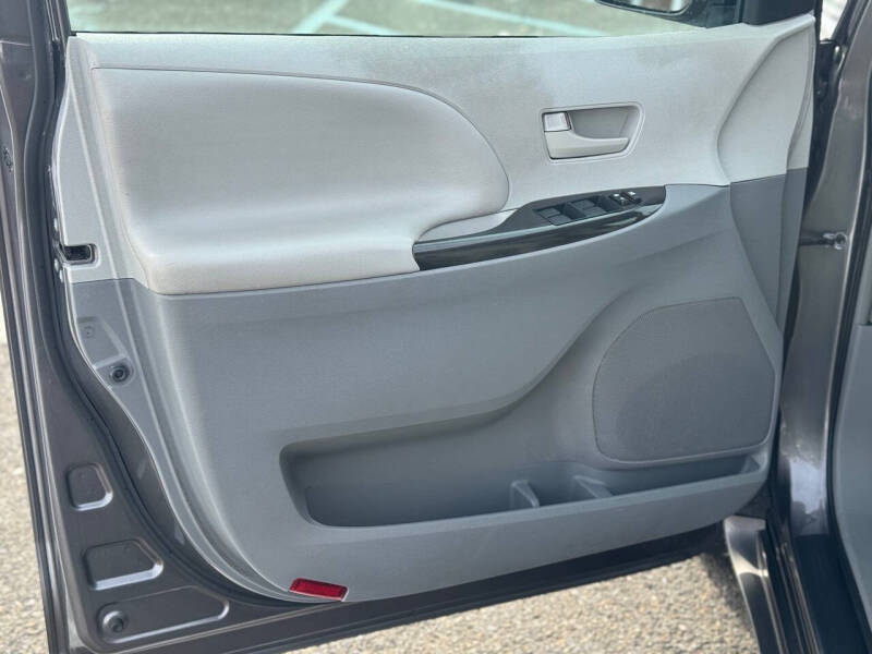 2013 Toyota Sienna LE 8-Passenger