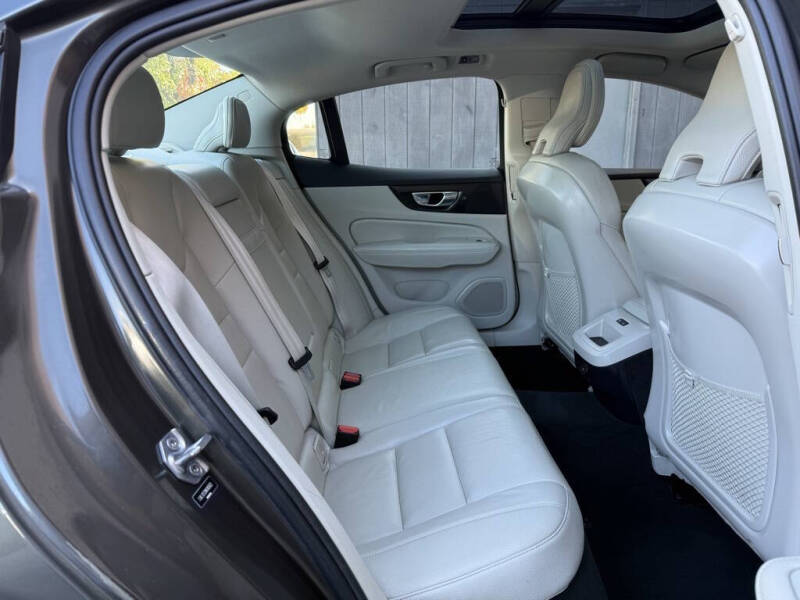 2022 Volvo S60 B5 Momentum