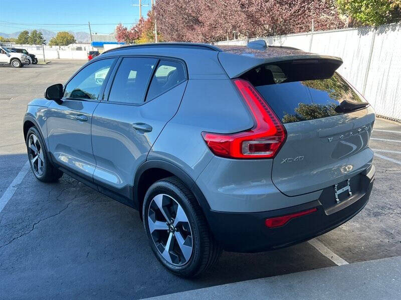 2024 Volvo XC40 B5 Core Dark Theme
