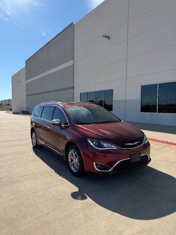 2018 Chrysler Pacifica Limited's photo