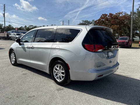 2023 Chrysler Voyager LX